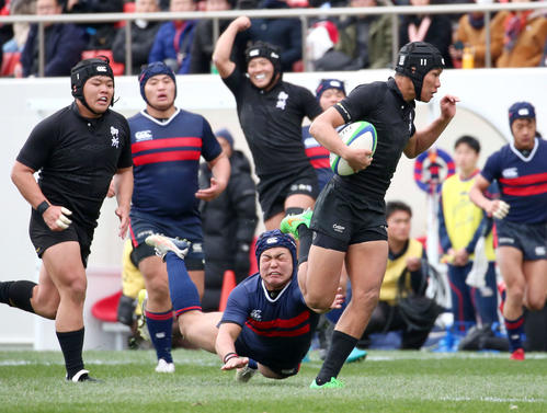 常翔学園対御所実　後半、御所実WTB安田（手前右）は相手ディフェンスを振り切りトライを決める（撮影・上山淳一）