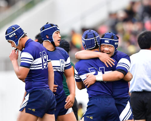 決勝進出を決め喜ぶ桐蔭学園フィフティーン（撮影・清水貴仁）