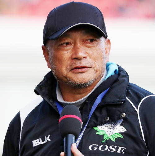 試合後インタビューを受ける御所実の竹田監督（撮影・加藤哉）