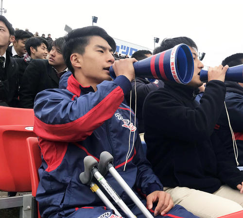 右足腓骨骨折のため試合に出られず、スタンドから声援を送る常翔学園WTB埜村（撮影・真柴健）