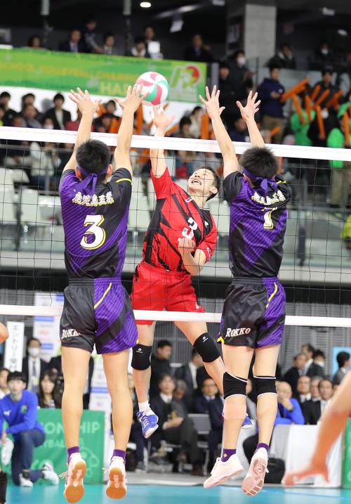 スパイクを決める佐渡の北村宏樹主将