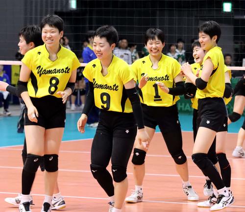 札幌山の手対済美　初戦を突破し喜ぶ札幌山の手の選手たち（撮影・永野高輔）
