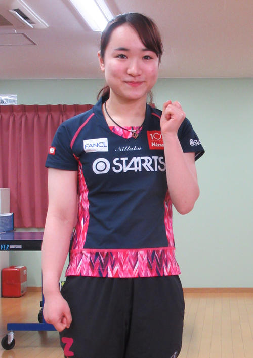 東京五輪女子卓球代表に選ばれガッツポーズの伊藤美誠（撮影・実藤健一）