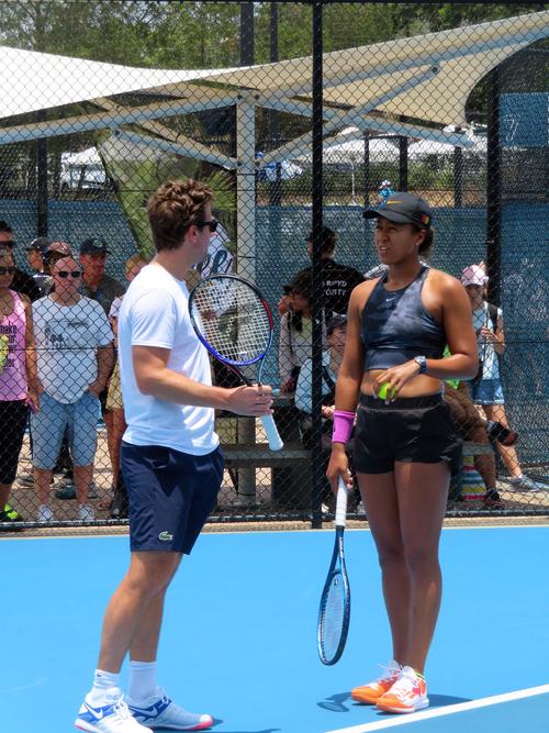 フィセッテ新コーチと話す大坂