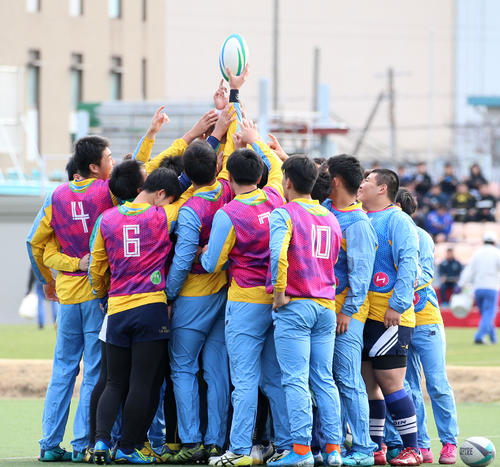 決勝戦を前に練習する桐蔭学園フィフティーンはグラウンドの中心で円陣を組む（撮影・上山淳一）