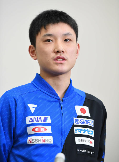 囲み取材に応じる卓球男子日本代表の張本（撮影・鈴木みどり）