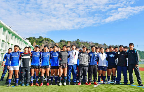 御所実フィフティーンが練習する傍らで肩を組み御工節（御高節）を合唱する控え部員たち（撮影・清水貴仁）