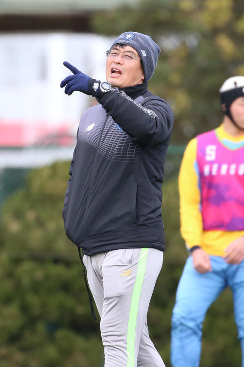 練習で選手に指示を出す桐蔭学園の藤原監督（撮影・上山淳一）