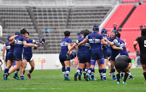 全国高校ラグビー決勝　御所実対桐蔭学園　優勝に歓喜の桐蔭学園フィフティーン（撮影・清水貴仁）