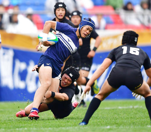 全国高校ラグビー決勝　御所実対桐蔭学園　前半、大きく前進する桐蔭学園SO伊藤大祐（撮影・清水貴仁）