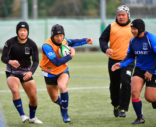 決勝前日の練習を行う御所実の選手たち。左から2人目はFB石岡（撮影・清水貴仁）