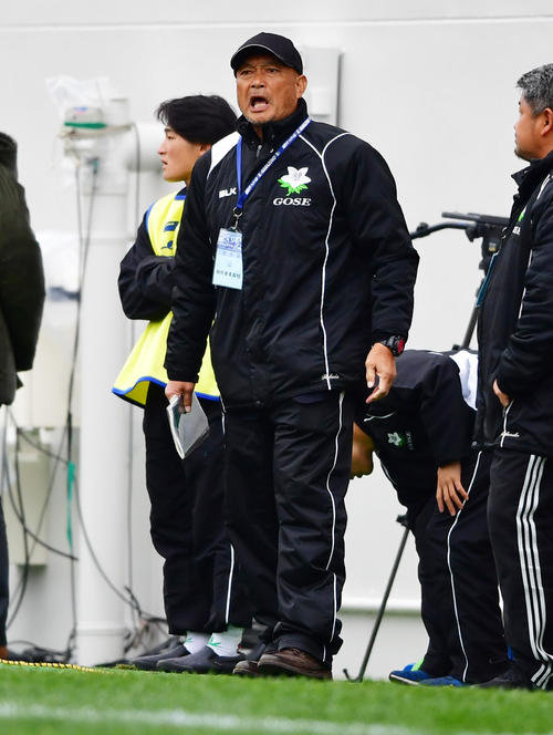 全国高校ラグビー決勝　御所実対桐蔭学園　前半、指示を出す御所実の竹田寛行監督（撮影・清水貴仁）