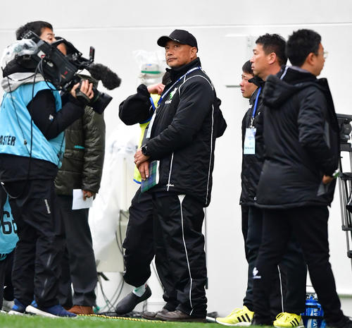 全国高校ラグビー決勝　御所実対桐蔭学園　準優勝となり表彰式で整列する御所実の竹田寛行監督（撮影・清水貴仁）