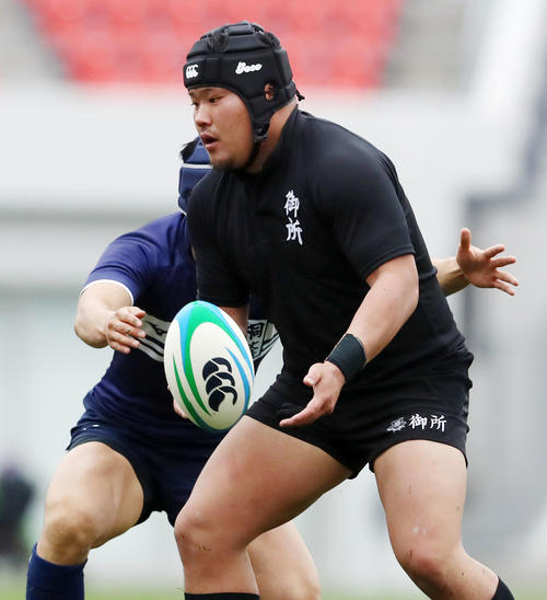 御所実対桐蔭学園　後半、味方にパスを出す御所実右プロップ島田（撮影・加藤哉）