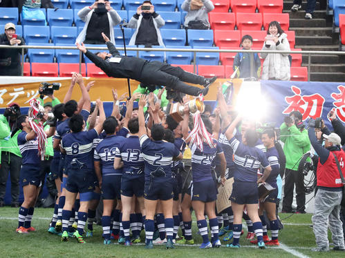 御所実に勝利して優勝を決めフィフティーンから胴上げされる桐蔭学園の藤原監督（撮影・加藤哉）
