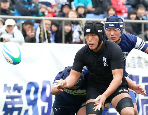 パスを出す御所実ロック平井（撮影・上山淳一）