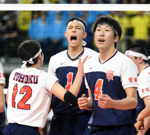 得点を決めて雄たけびを上げる東北・佐藤隆哉主将（中央）と阿部晃也（撮影・山田愛斗）