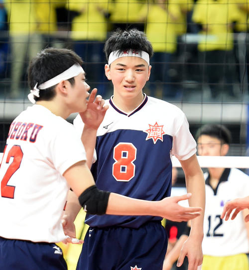 先輩に負けじとプレーした東北1年・佐藤空季（中央）（撮影・山田愛斗）
