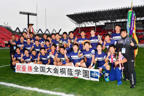 優勝し笑顔で記念撮影を行う桐蔭学園フィフティーン（撮影・清水貴仁）