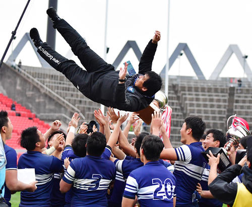 優勝し選手から胴上げされる桐蔭学園の藤原秀之監督（撮影・清水貴仁）