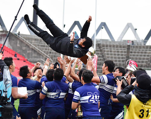 優勝し選手から胴上げされる桐蔭学園・藤原秀之監督（撮影・清水貴仁）