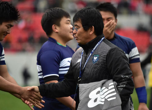 優勝し選手と握手をかわす桐蔭学園の藤原秀之監督（撮影・清水貴仁）