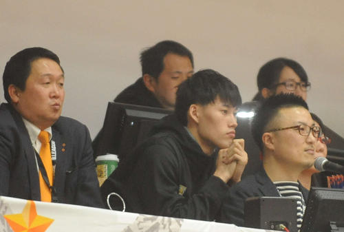 19年12月25日、アオーレ長岡での新潟対三河戦を観戦する星野（前列中央）。左は新潟の小菅社長