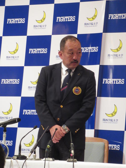 退任会見に臨んだ関学大アメフト部の鳥内監督