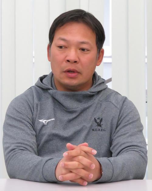 大学選手権決勝に向け、チーム状況を説明する明大の田中澄憲監督（撮影・峯岸佑樹）