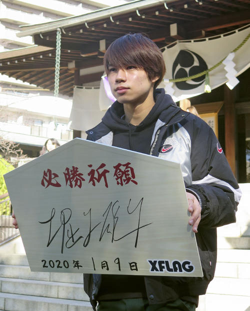 亀戸香取神社を参拝後、写真撮影に応じるスケートボード・ストリートの堀米雄斗（共同）