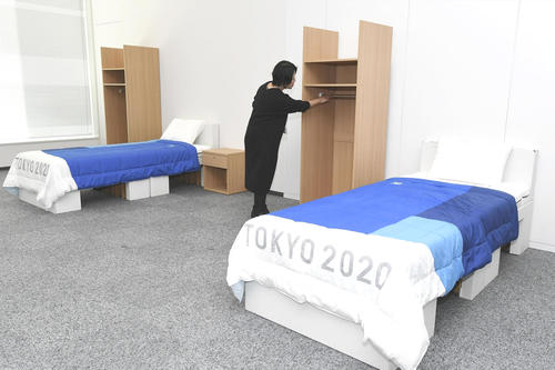 東京五輪・パラリンピック組織委が公開した選手村の家具。クローゼットは車いすでも使いやすいように低く作られている（共同）