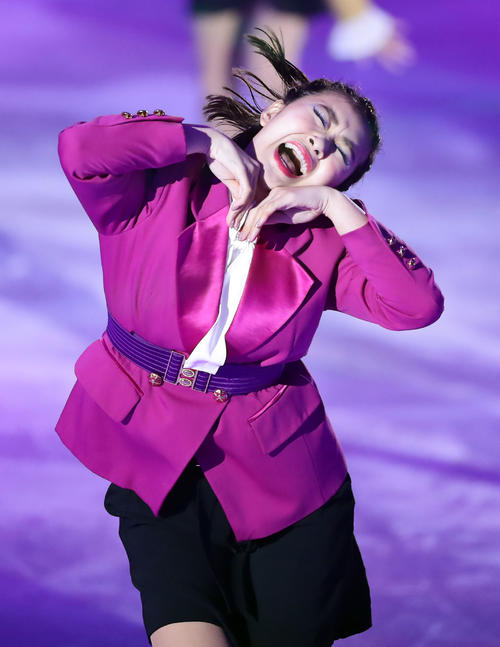 ダンシングヒーローを熱演する村上（中央）（撮影・浅見桂子）
