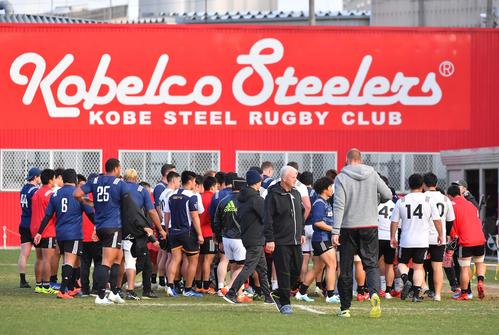 円陣を組む神戸製鋼フィフティーン（撮影・上田博志）