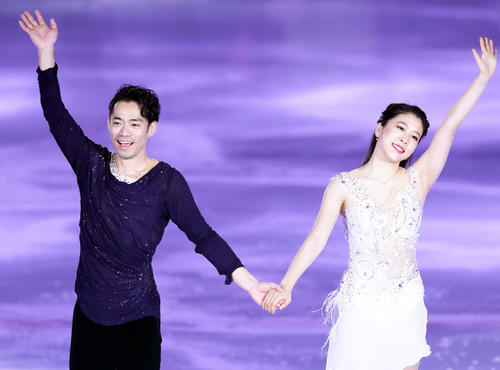 アイスダンスを披露した高橋（左）と村元は演技後、笑顔で手を振る（撮影・浅見桂子）
