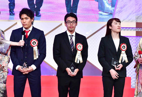 「第54回テレビ朝日ビッグスポーツ賞」で登壇した、左から楢崎、山西、森（撮影・小沢裕）
