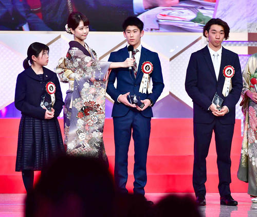 「第54回テレビ朝日ビッグスポーツ賞」で登壇した、左から岡本、1人おいて橋本、中村（撮影・小沢裕）