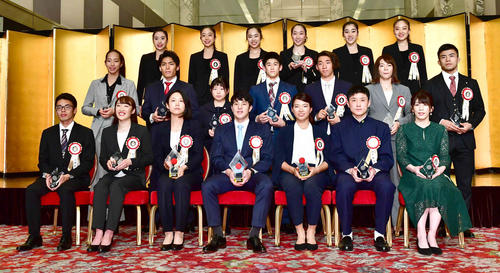 「テレビ朝日ビッグスポーツ賞」授賞式に参加した瀬戸大也（前列左から4人目）
