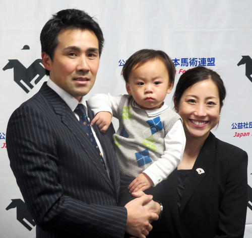 大岩義明（左）、武田麗子（右）と長男陵宗くん（撮影・三須一紀）