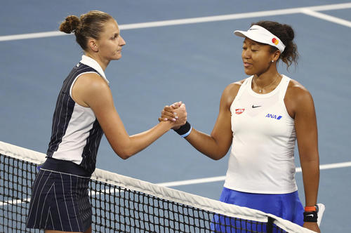 惜しくも決勝進出を逃した大坂（右）はプリスコバとネット越しに握手を交わす（AP）