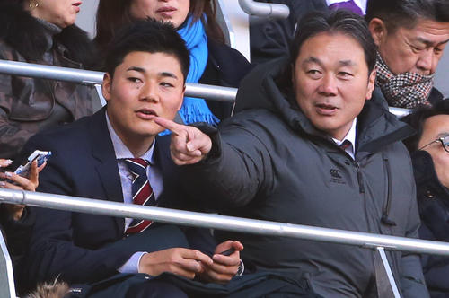 明大対早大 観戦に訪れた日本ハム清宮(左)と父克幸氏(撮影・大野祥一)