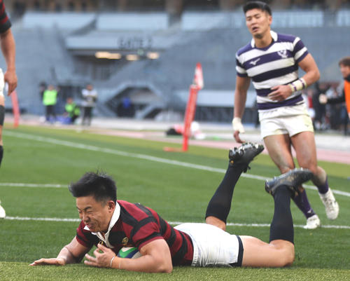 明大対早大　後半、トライを決める早大WTB古賀（撮影・狩俣裕三）