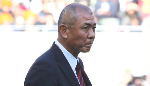 明大対早大 試合前、練習を見守る早大・相良監督(撮影・大野祥一)