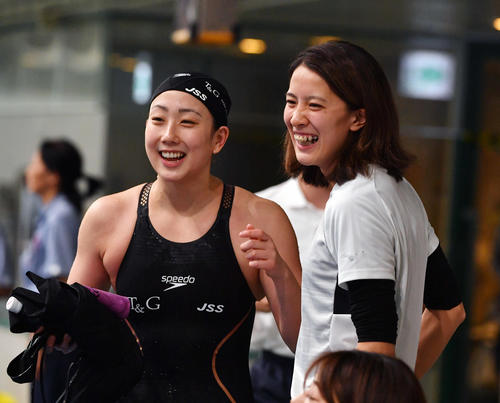 女子50メートルバタフライに出場した五十嵐千尋（左）は大橋悠依と談笑する（撮影・柴田隆二）