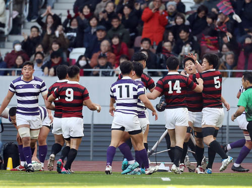 明大対早大　前半、トライを決める早大NO8丸尾（右から2人目）（撮影・狩俣裕三）