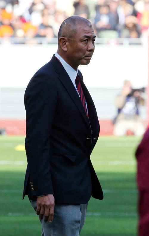 明大対早大　試合前、練習を見守る早大・相良監督（撮影・大野祥一）