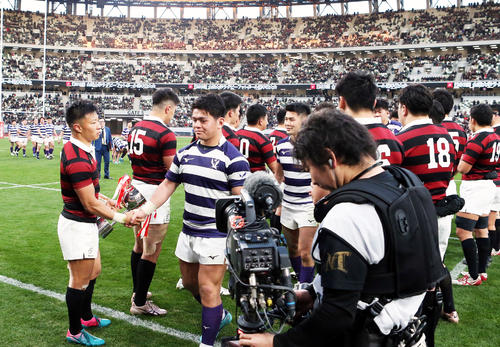 試合後、花道を作り、武井主将（中央）ら明大の選手を送り出す斎藤主将（左）ら早大の選手たち（撮影・狩俣裕三）