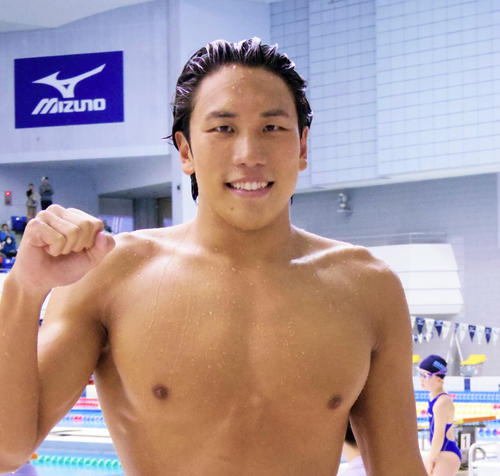 男子400メートル自由形で短水路日本新記録をマークし、ポーズを取る「カツオ」こと松元（撮影・奥岡幹浩）