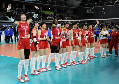 9大会ぶり8度目の決勝進出を決め、応援席に笑顔であいさつする上沢主将（左）ら古川学園の選手たち（撮影・佐々木雄高）