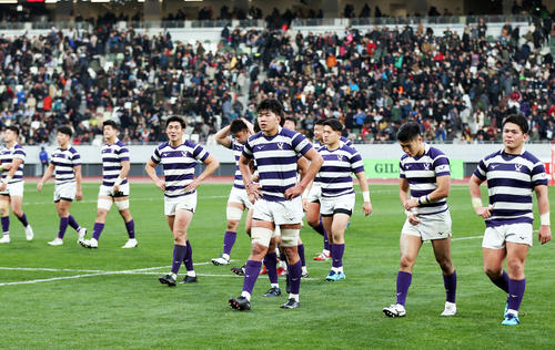 連覇を逃し、悔しがる明大の選手たち（撮影・狩俣裕三）