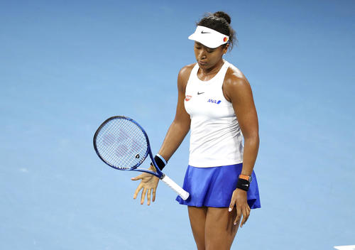 ブリスベン国際準決勝　ポイントを失い、うつむく大坂（AP）